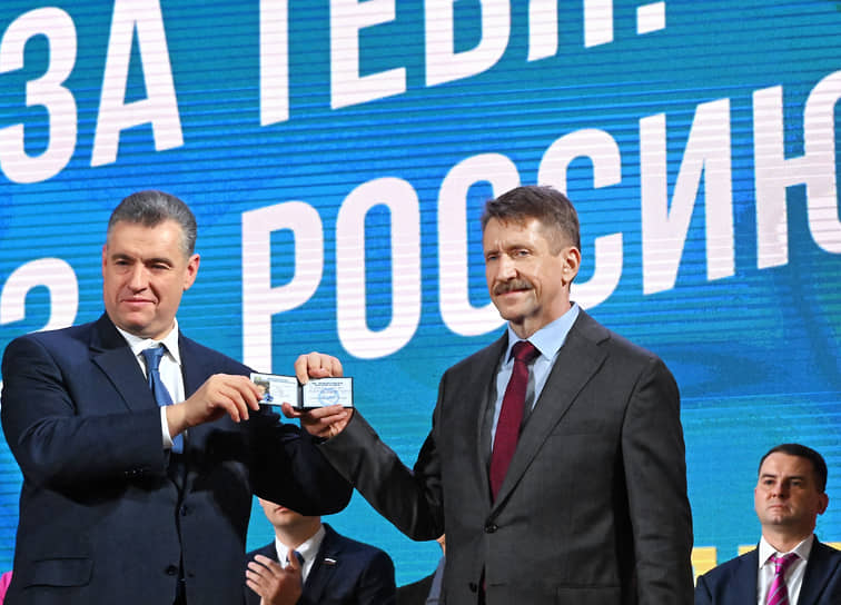 Леонид Слуцкий вручает удостоверение Виктору Буту