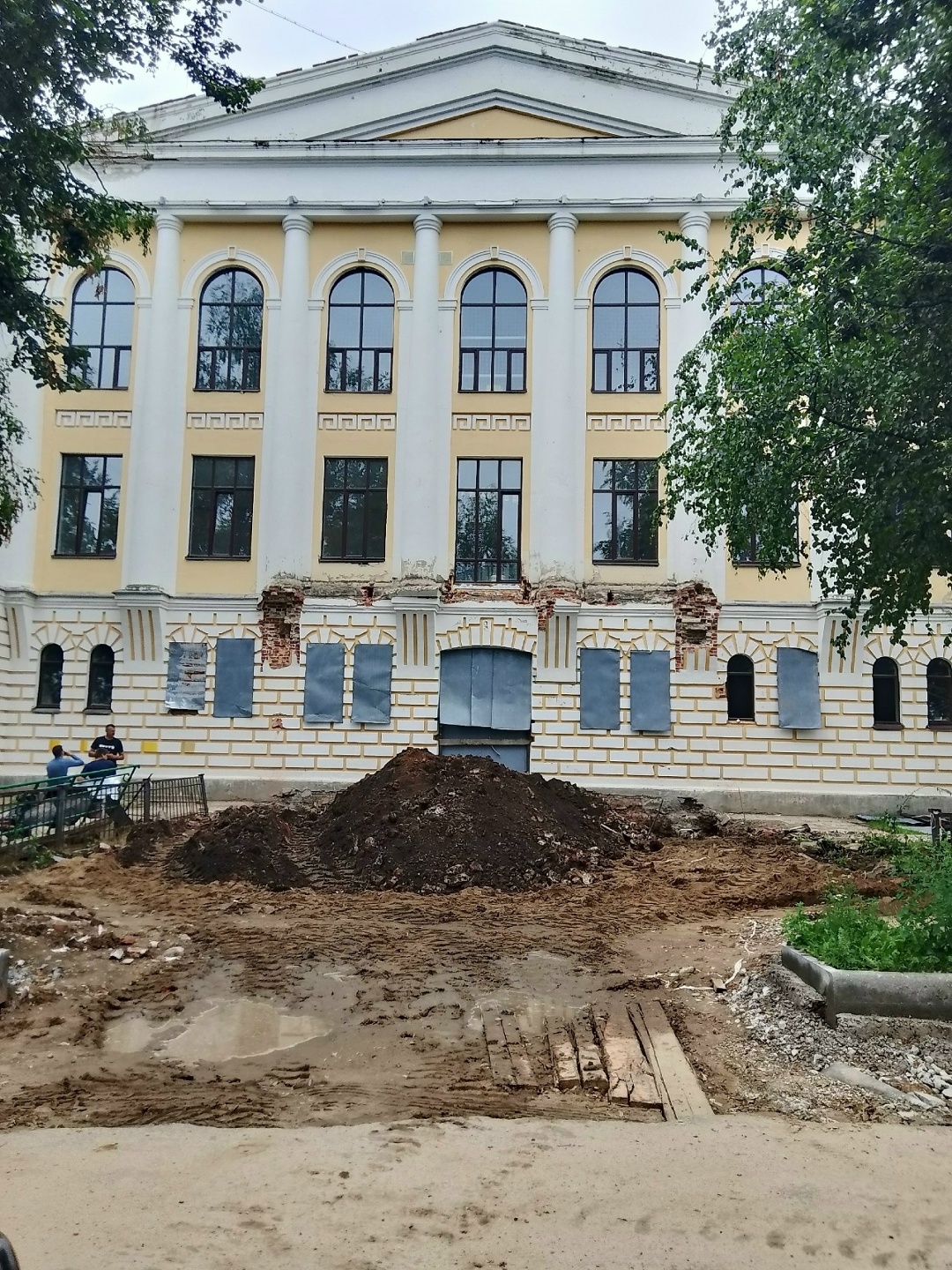 Демонтаж входной группы 11 школы