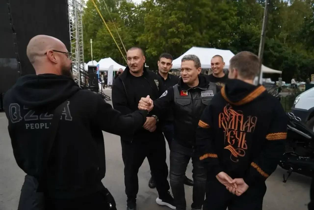 Миша Маваши, Рома Жиган и другие рэперы с губернатором Филимоновым на фестивале «Рэп на Руси»